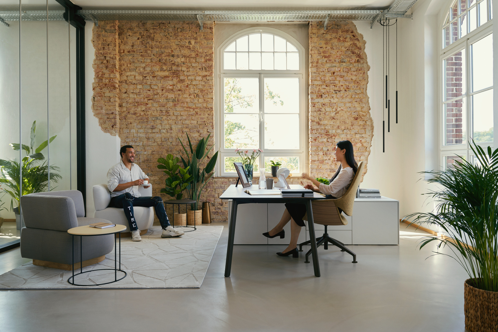 Jak biurko i fotel managerski wpływają na efektywność pracy i wizerunek?